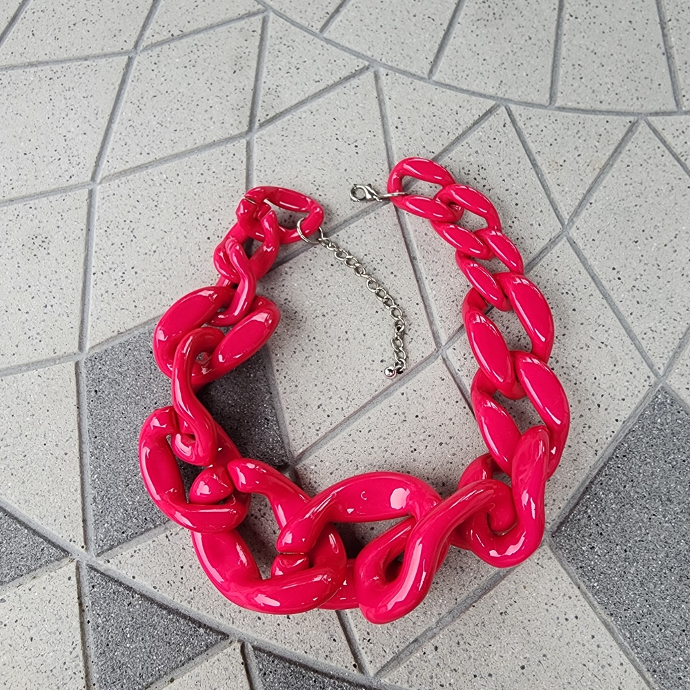 Vibrant Fuchsia Neon Pink Chunky Resin Oversized Chain Link Statement Necklace - Picture 3 of 11